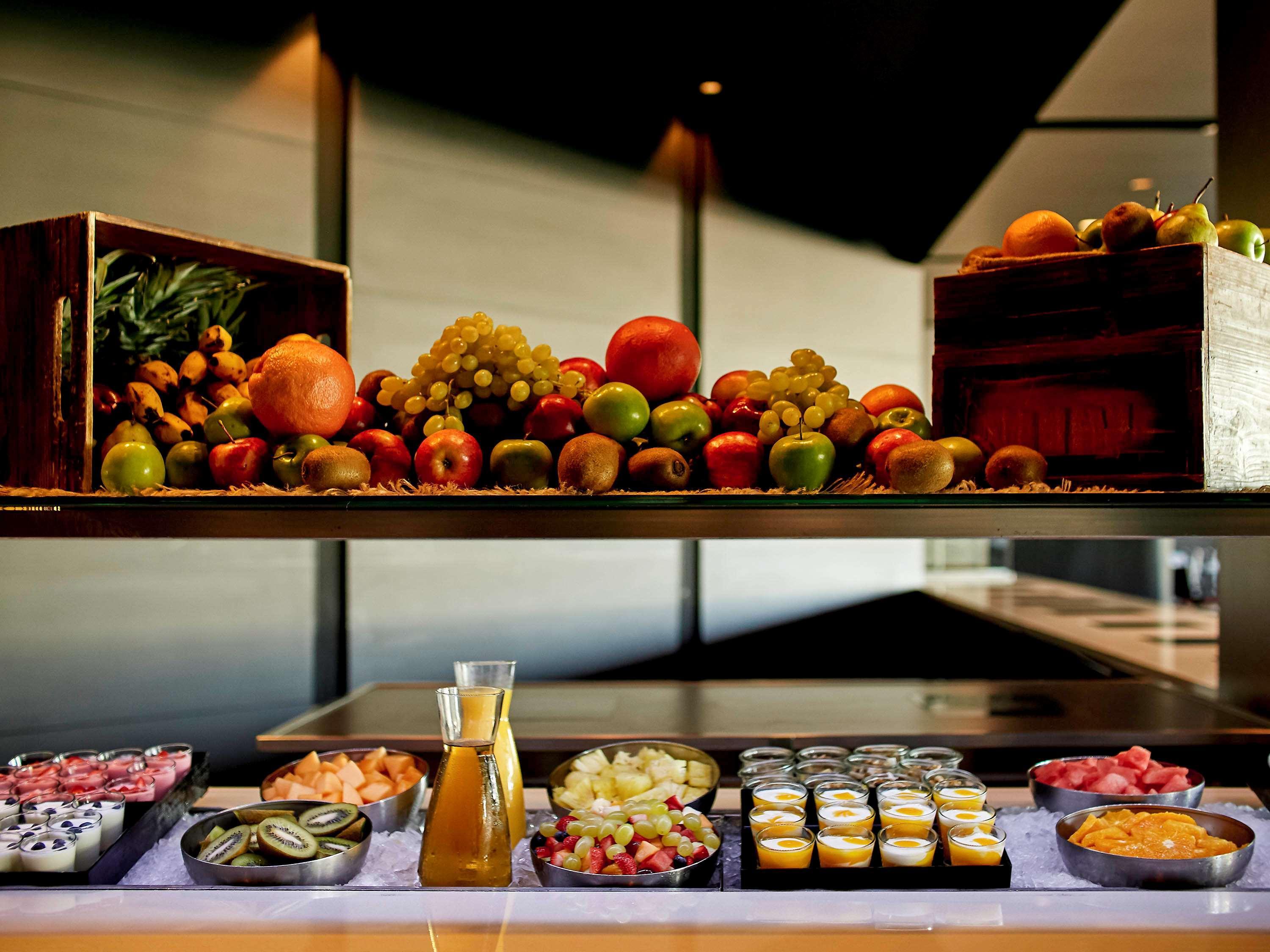 Pullman Melbourne Albert Park Exteriör bild A salad bar