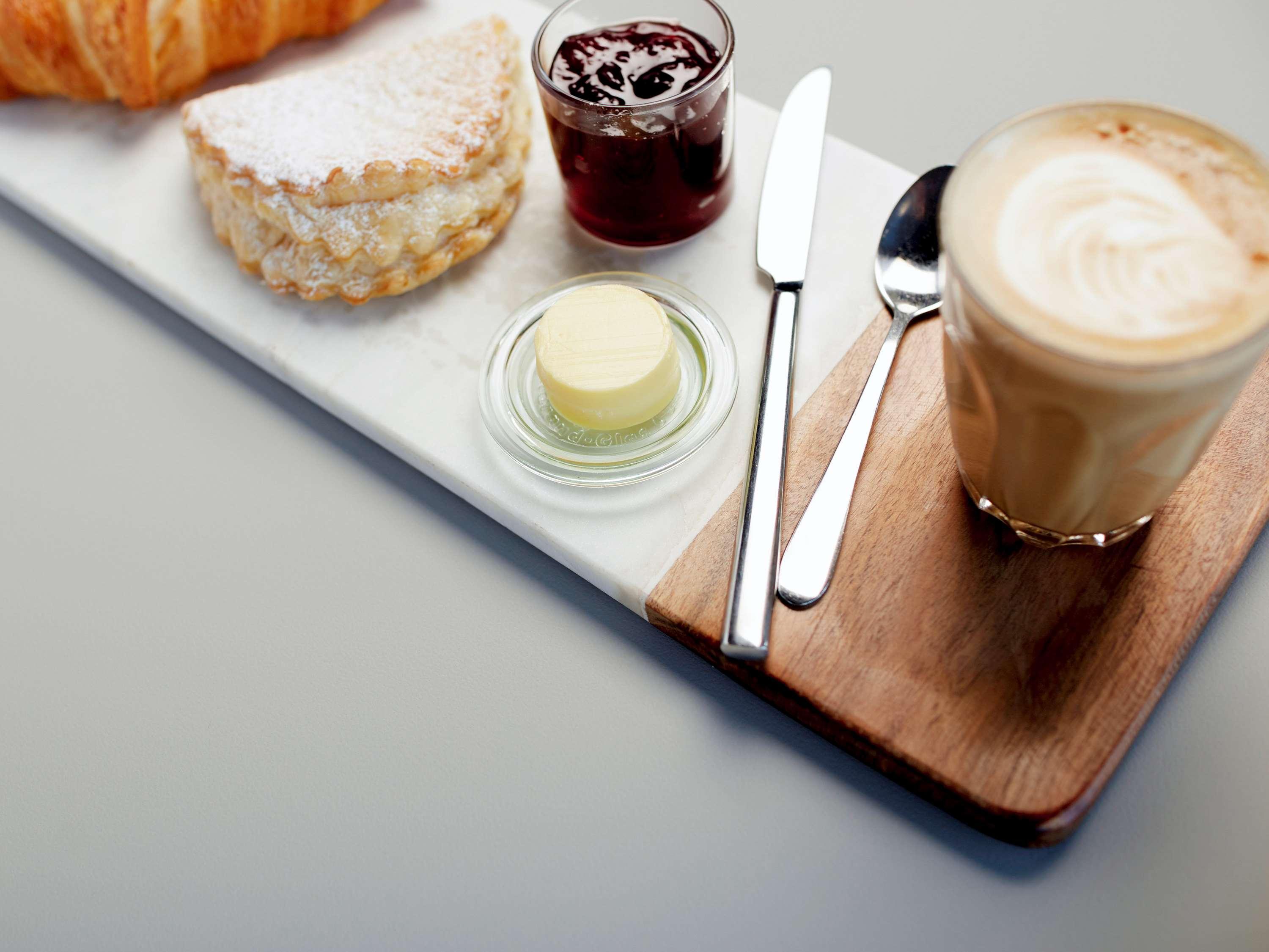 Pullman Melbourne Albert Park Exteriör bild A typical breakfast in the Netherlands
